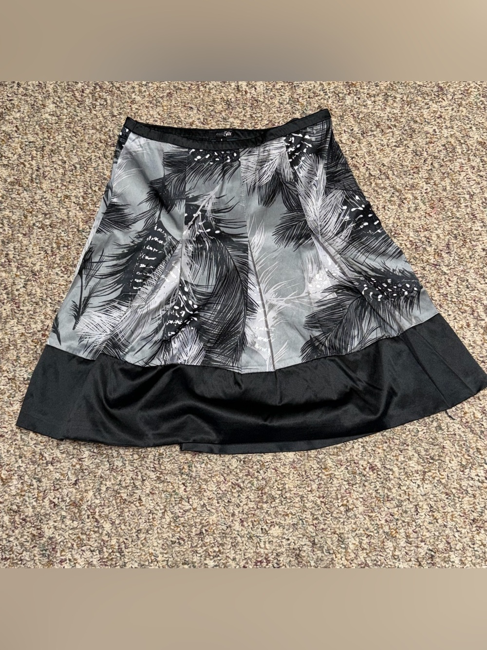 Women's size 6 satin skirt East 5th Black & Gray Feather-Print A-Line Skirt